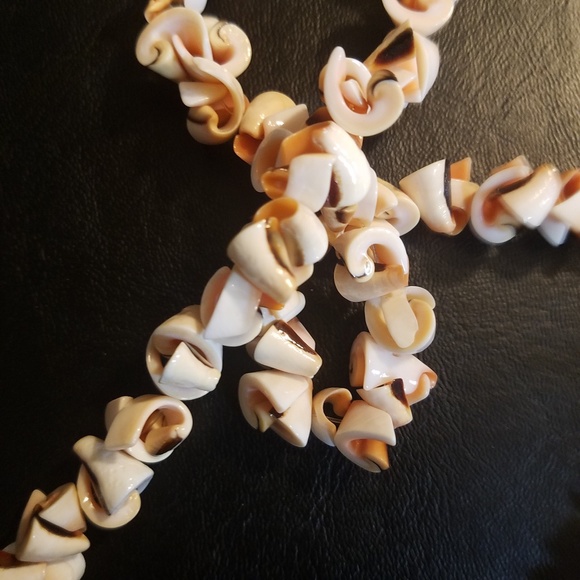Beautiful Shell Necklace - Picture 3 of 5